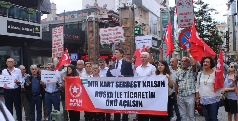 Митинг в Анталье против выхода банков Турции из платёжной системы "Мир". Обложка © Aydinlik