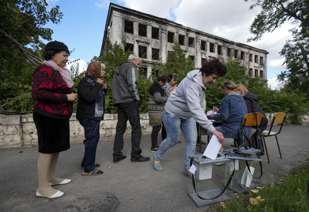 Голосущие на референдумах в Донецкой области, Украина, 25 сентября 2022 года. Фото © Getty Images / Stringer / Anadolu Agency