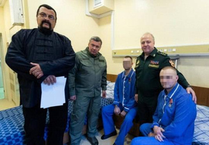 Стивен Сигал и Владимир Соловьёв навестили в больнице раненных в ходе СВО росгвардейцев