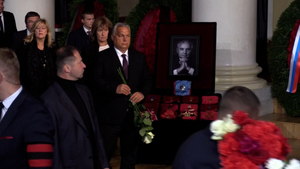 Орбан прибыл на прощание с Горбачёвым и возложил белые розы к гробу