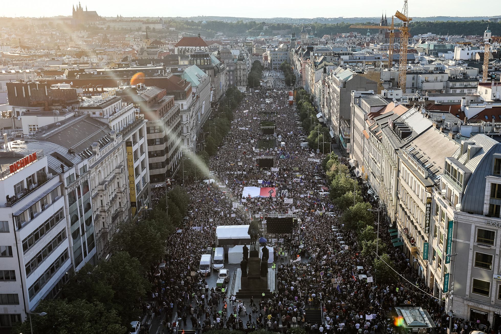 Масштабные протесты в Праге собрали уже до 100 тысяч человек