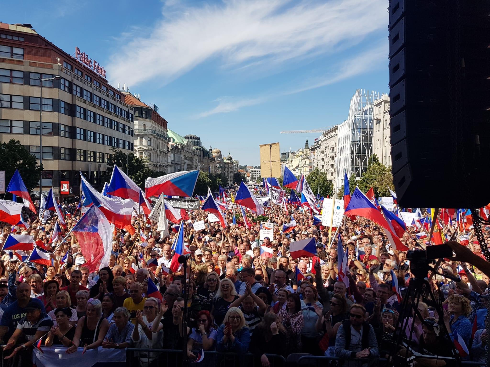 Более 20 тысяч жителей Праги вышли на митинг с требованием отставки кабмина Чехии