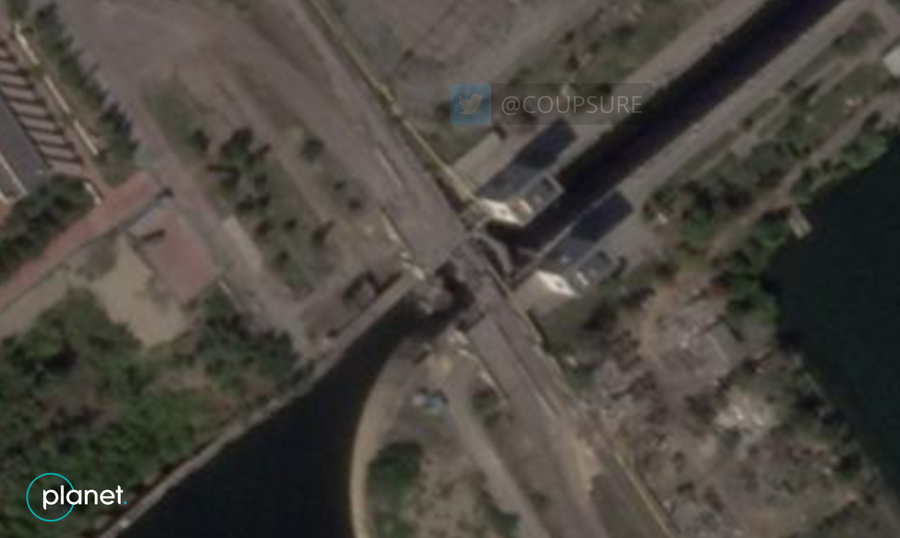 <p>Мост в Новой Каховке обрушился после обстрелов ВСУ. Фото © Twitter / <a href="https://twitter.com/COUPSURE/status/1566083215139508226/photo/1" target="_blank" rel="noopener noreferrer">COUPSURE</a></p>