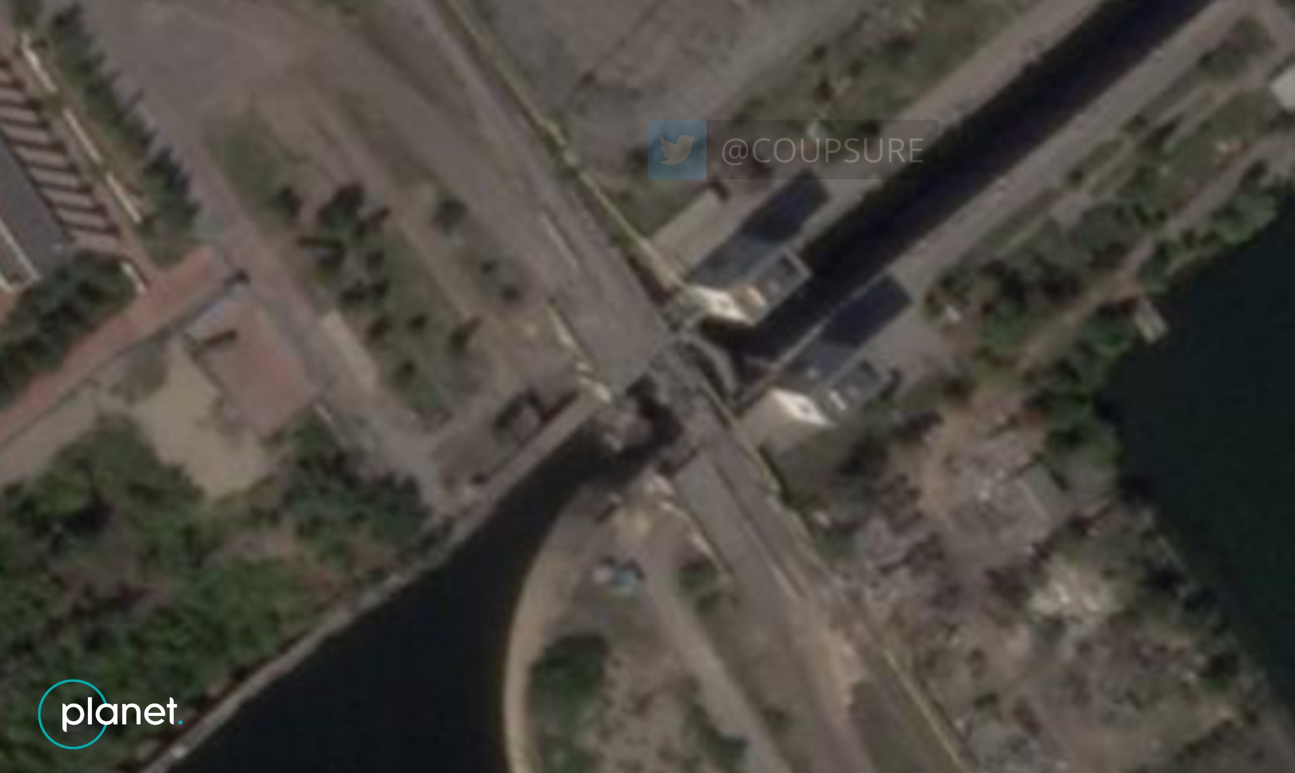 Мост в Новой Каховке обрушился после обстрелов со стороны ВСУ