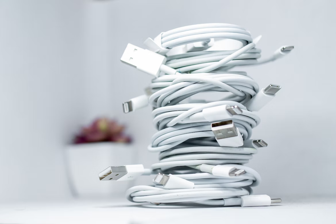 Перечислены три признака опасного зарядного кабеля для iPhone