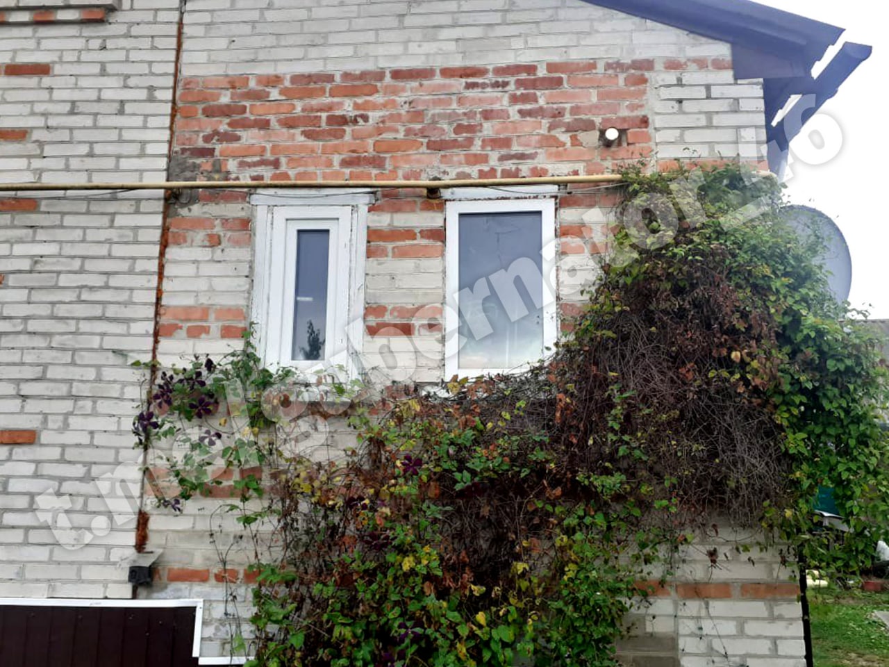 Повреждённый дом в посёлке Тёткино Курской области. Фото © Telegram / Роман Старовойт