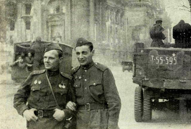 Поэт Михаил Светлов (справа), 1945 год. Фото © litmap.tverlib.ru