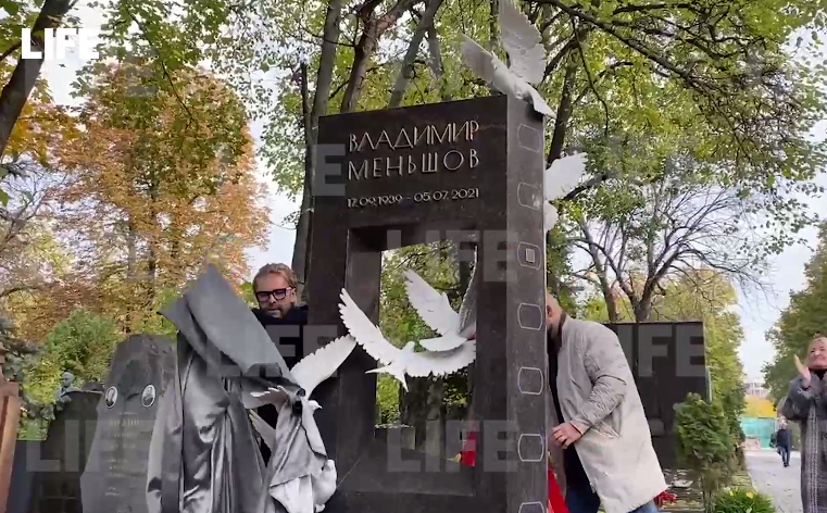 На Новодевичьем кладбище в Москве открыли памятник Владимиру Меньшову