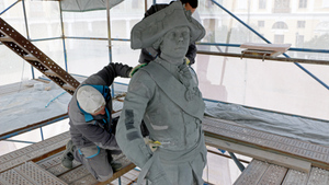 Памятнику Павла I в Павловске "зашили" камзол и починили "рваные сапоги"