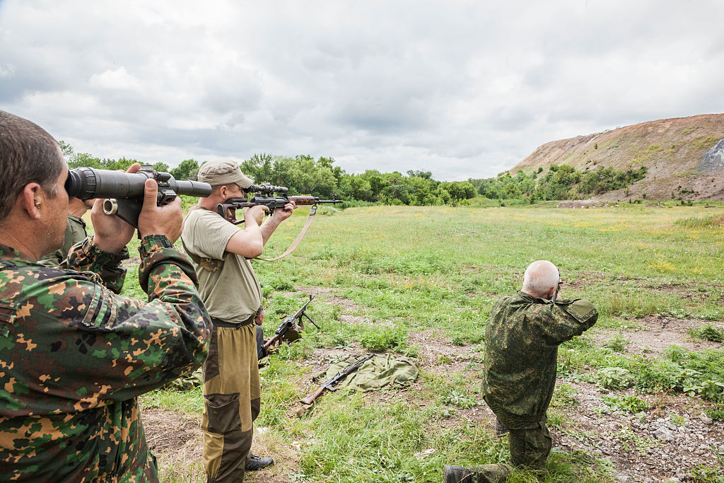 Солдаты стреляют под наблюдением военного инструктора Армии ДНР. Фото © Getty Images / NurPhoto 