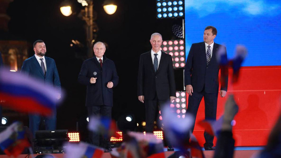 <p>Денис Пушилин, Владимир Путин, Владимир Сальдо и Евгений Балицкий (слева направо) на концерте на Красной площади. Обложка © LIFE / Павел Баранов</p>