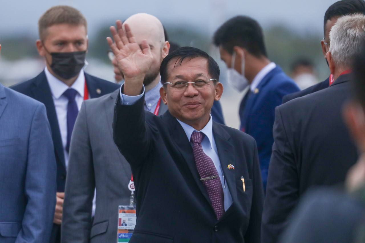 Премьер Мьянмы прилетел во Владивосток для участия в ВЭФ