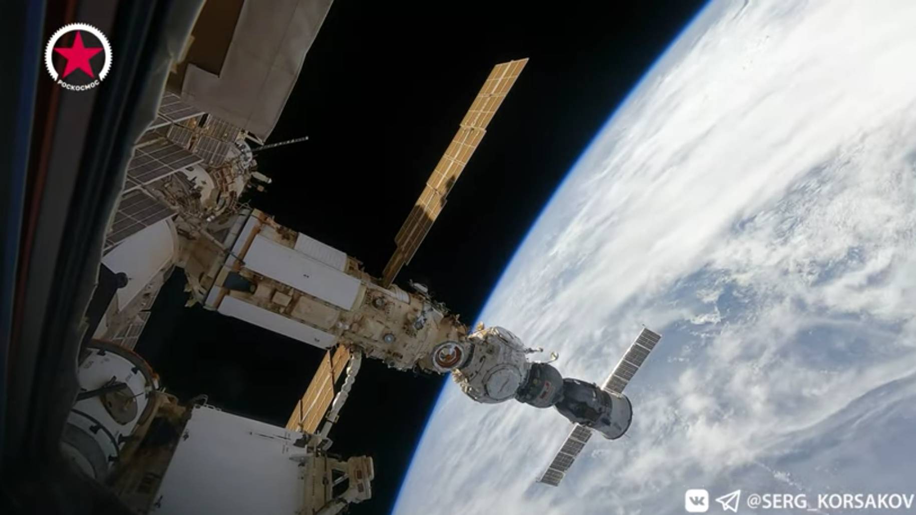 Космонавты разместили на внешнем борту модуля "Наука" фотографии Циолковского и Королёва  