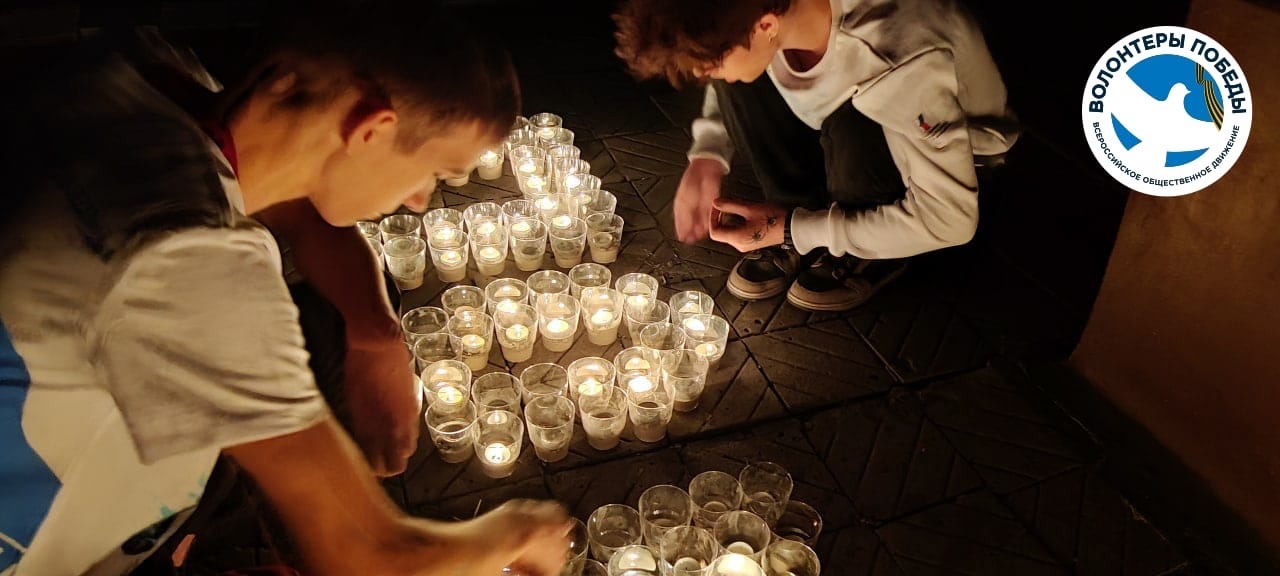 Волонтёры Победы выложили слово Помним из свечей у Неизвестного Солдата в Макеевке