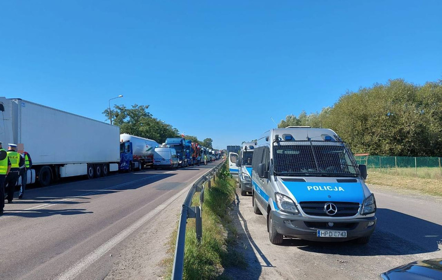 Польские дальнобойщики устроили протест на границе с Украиной. Обложка © Twitter / Policja Lubelska