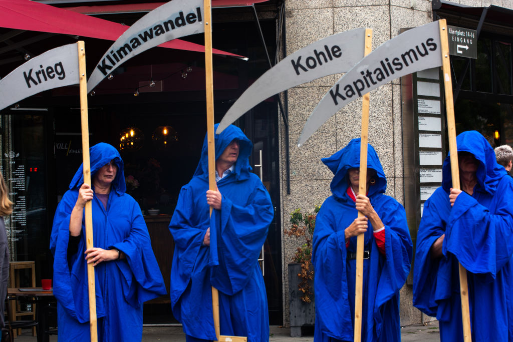 Сотни климатических активистов собрались в Кёльне, Германия, 27 августа 2022 года, чтобы выразить протест. Фото © Getty Images / Ying Tang / NurPhoto