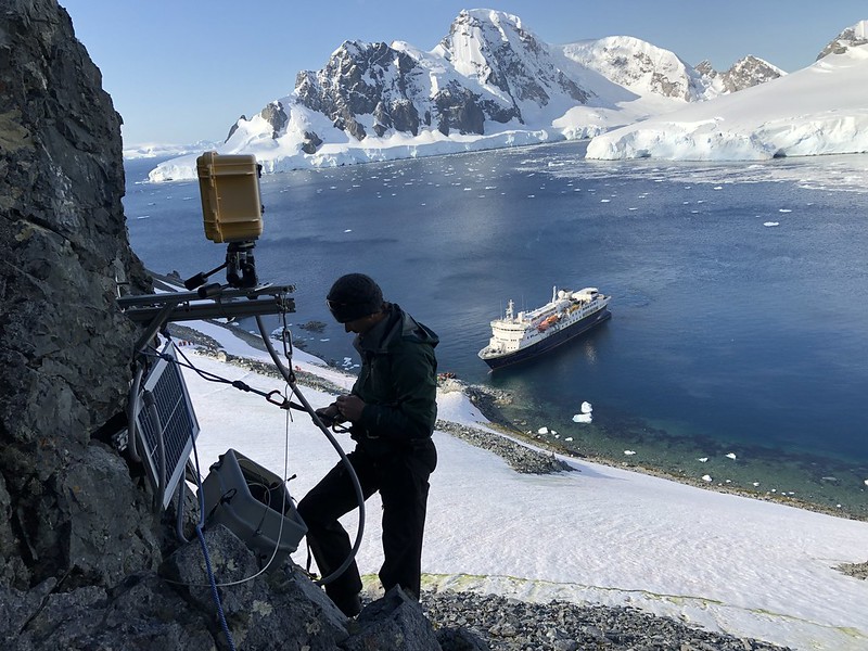 Исследователь National Geographic Эрик Гут работает с автоматизированной системой камер для проекта Extreme Ice Survey на западе Антарктического полуострова. 5 февраля 2020 года. Фото © Flickr / National Snow and Ice Data Center