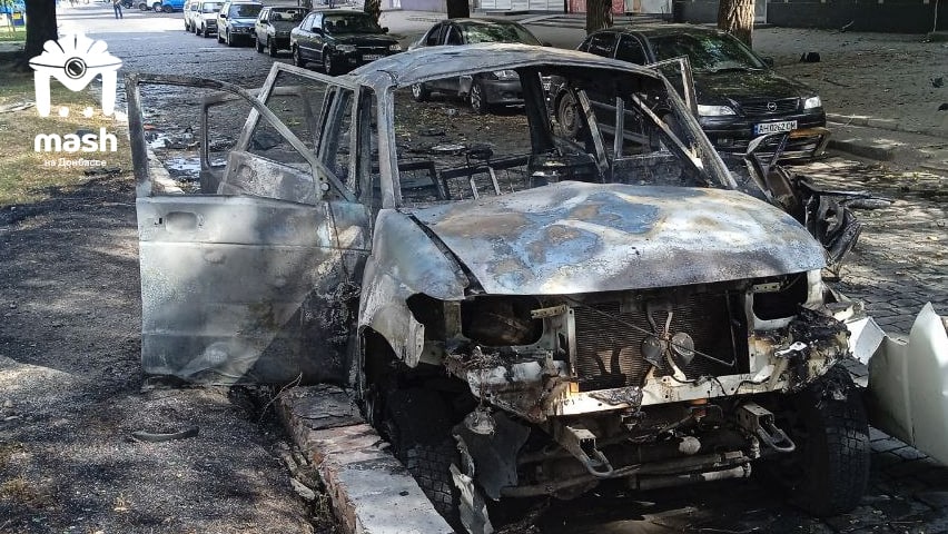 Всё, что осталось от машины Артёма Бардина. Обложка © Telegram / "Mash на Донбассе"
