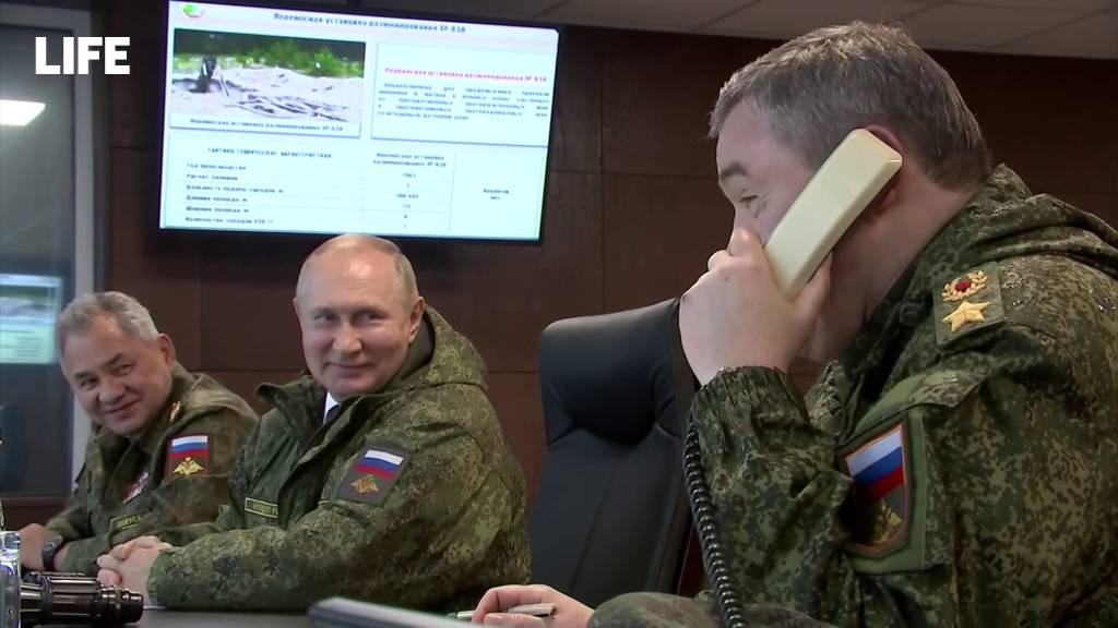 Британцев взволновало видео со смеющимся Путиным с учений Восток-2022