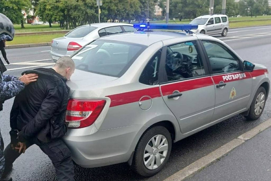 Задержание мужчины, который  угрожал служителям храма в Петербурге. Фото © VK / ГУ Росгвардии по Санкт-Петербургу и Лен.области