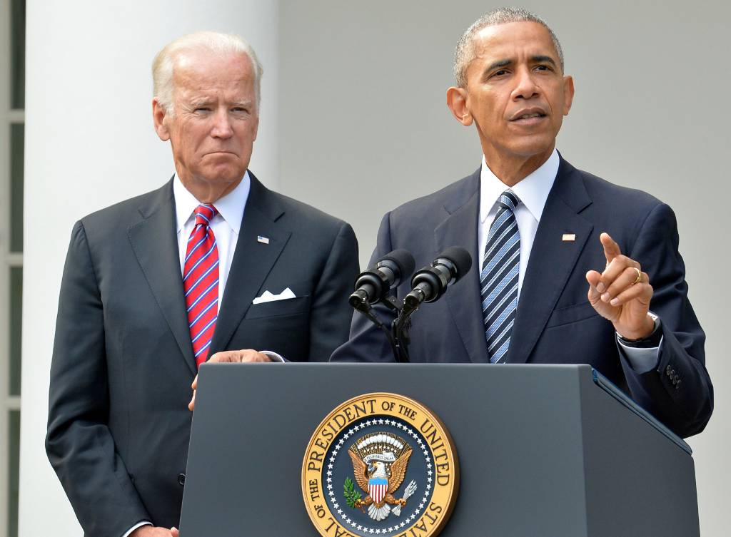 Стоял в сторонке, мирно ждал: Байден снова уступил Обаме в популярности на приёме в Белом доме