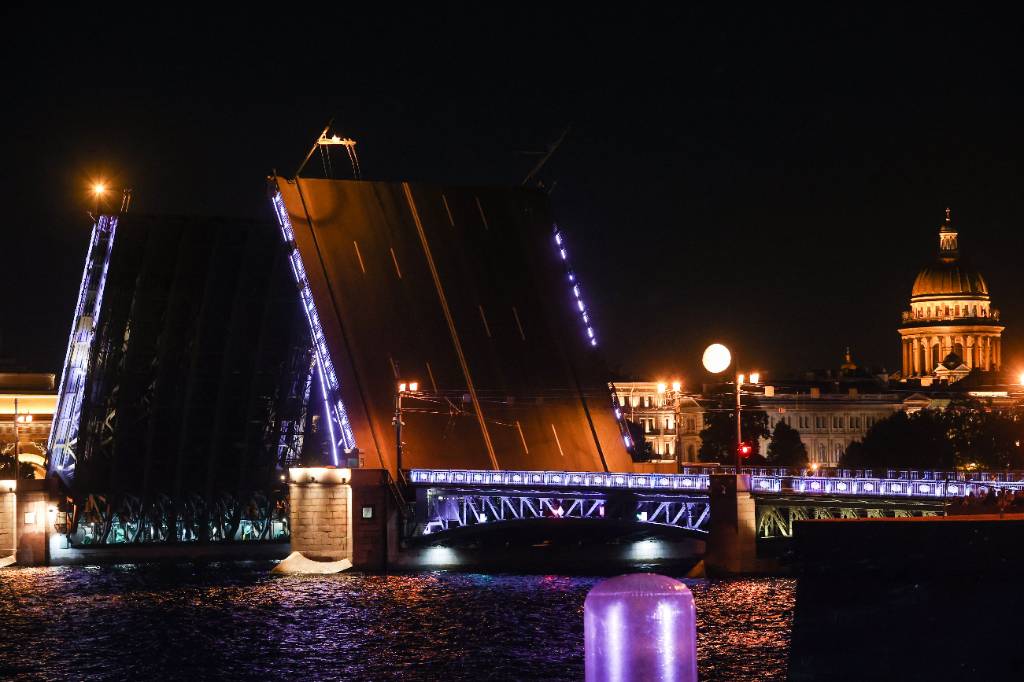 Дворцовый мост в рамках Дня памяти жертв блокады Ленинграда разведут под музыку военных лет