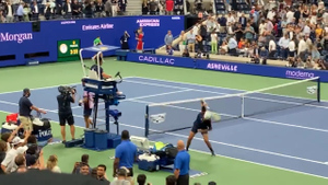 Кирьос сломал две ракетки на корте после поражения от Хачанова в четвертьфинале US Open