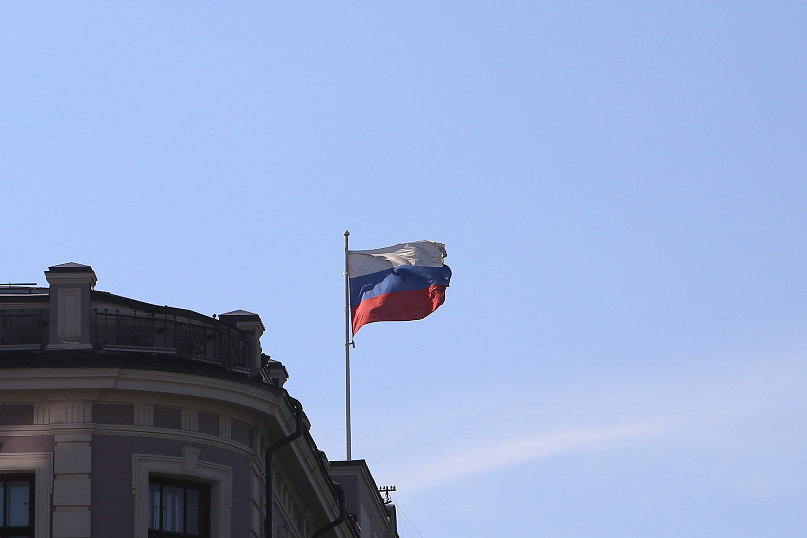 ВЦИОМ: Около 70% россиян поддержали идею поднимать флаг и петь гимн в школах