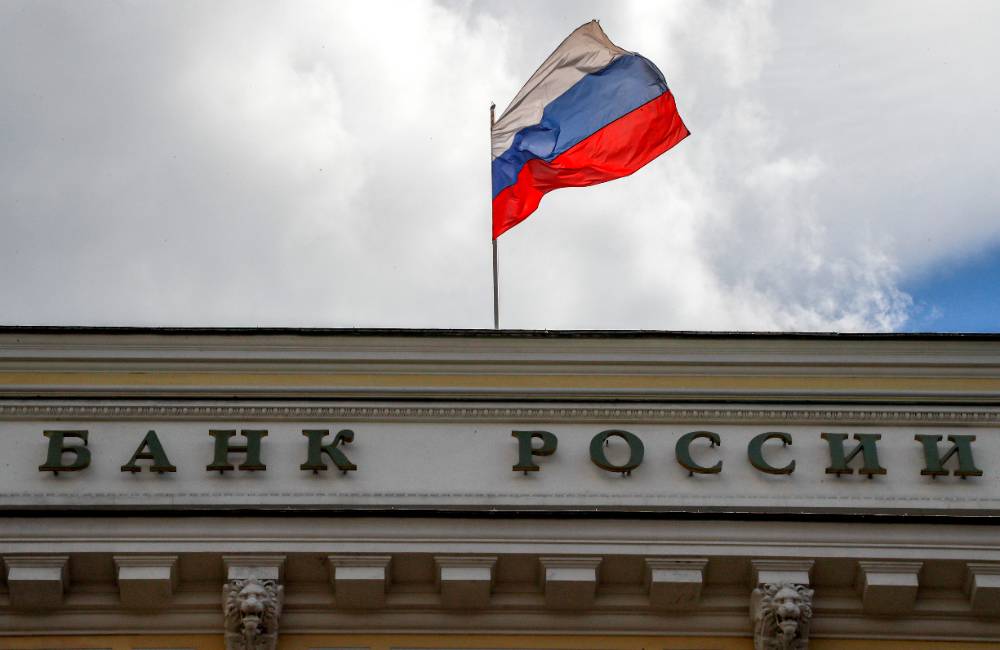 ЦБ на полгода продлил запрет на банковские комиссии за снятие валюты