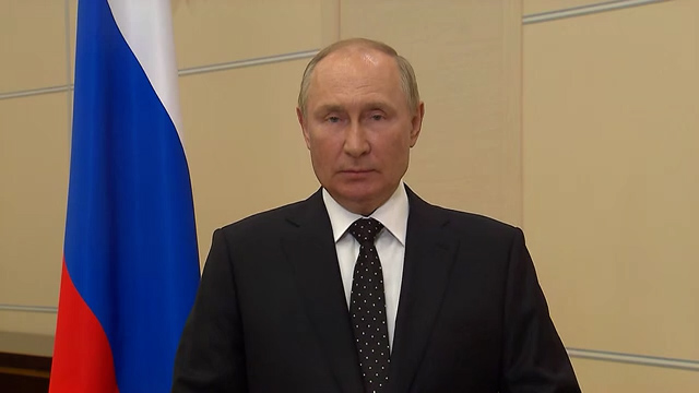 Путин заявил, что снос памятников воинам вызывает боль в сердце
