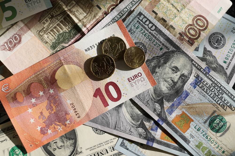 В Минфине назвали две валюты, способные заменить для России доллар и евро