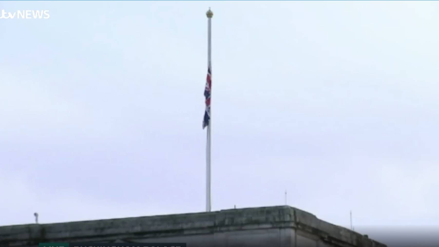 Почему приспущены флаги в великобритании. В Букингемском Дворце приспущены флаги. Флаг Великобритании над Букингемским дворцом. Приспущенный флаг. Приспущенный флаг России.