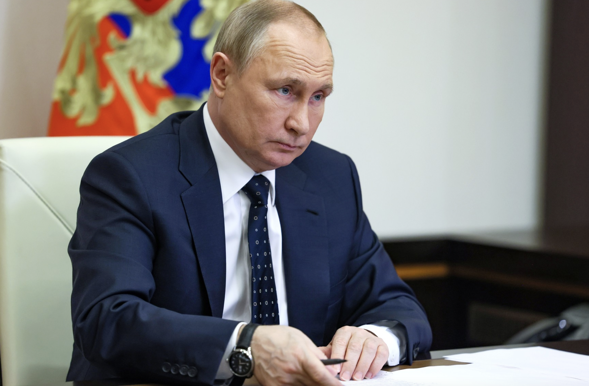 Путин разрешил попавшим под санкции банкам исполнять валютные обязательства в рублях