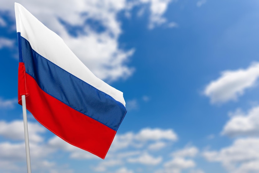 ФОМ: Положительно относятся к поднятию флага в школах 77% россиян