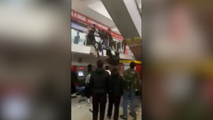 "Забирали шубы": Очевидцы рассказали, как при пожаре в уфимском ТЦ мародёры обносили магазины