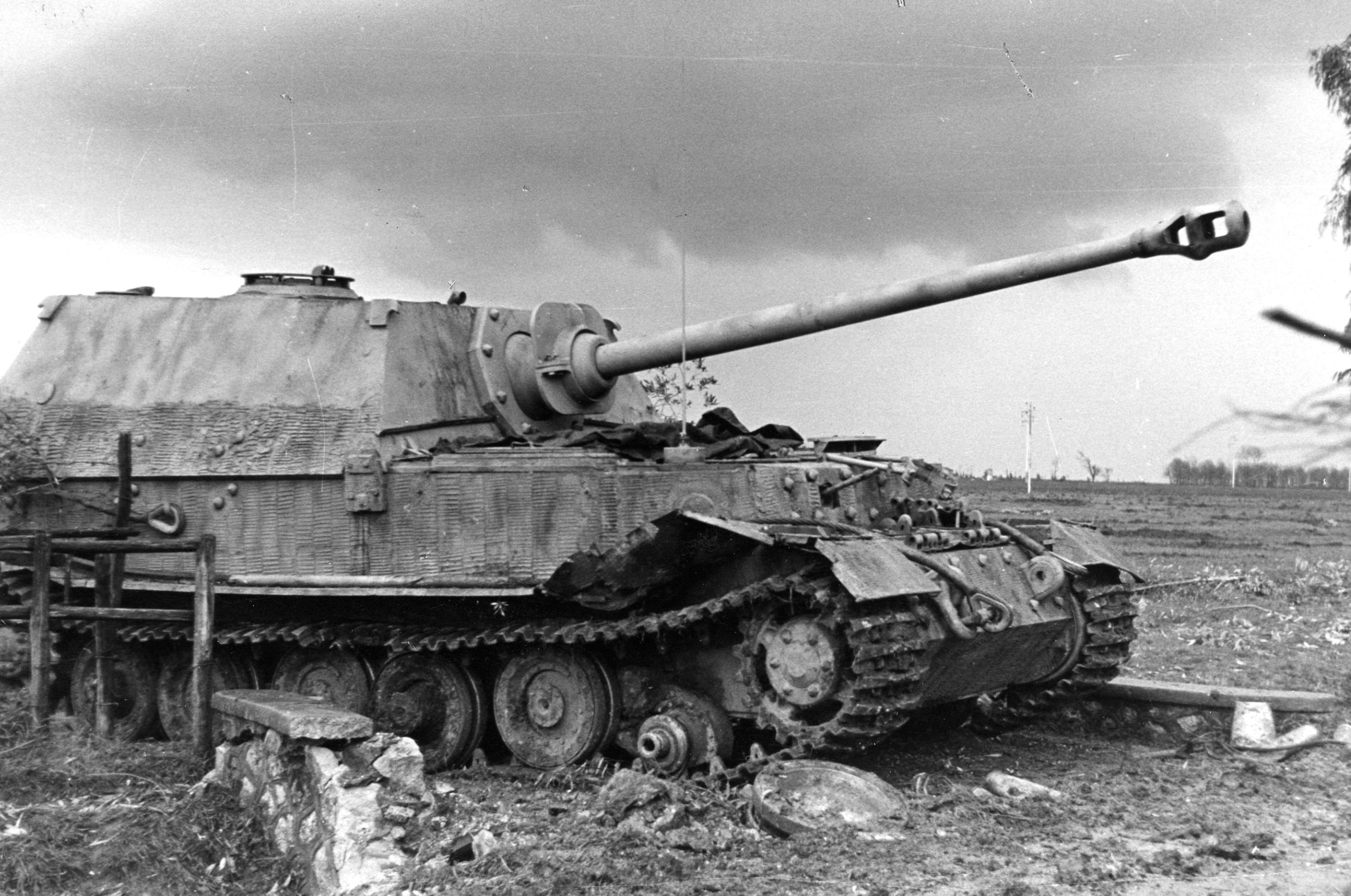 Тяжёлое штурмовое орудие "Элефант", повреждённое в бою. Апрель–май 1944 г. Фото © Wikipedia