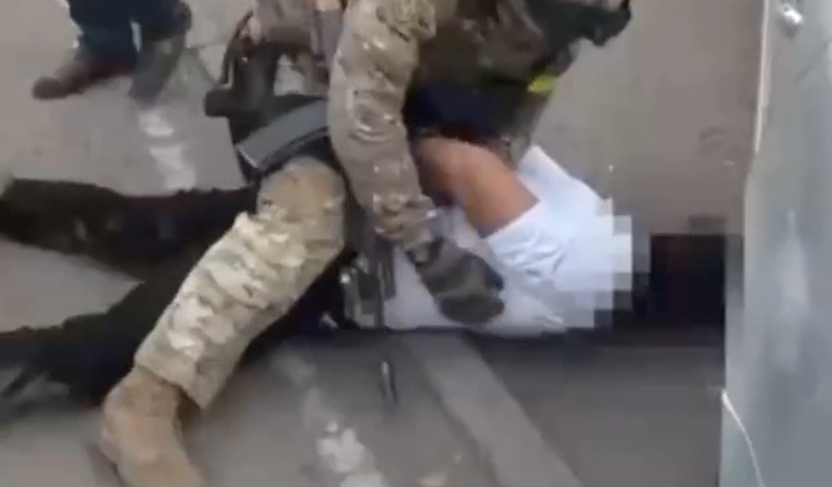 На видео сняли погоню и жёсткое задержание экс-участника команды КВН Азия MIX