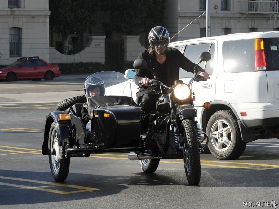 Брэд Питт на своём колясочном мотоцикле "Урал" с сыном Паксом. Фото © Facebook (запрещён на территории Российской Федерации) / Ural Motorcycles Thailand