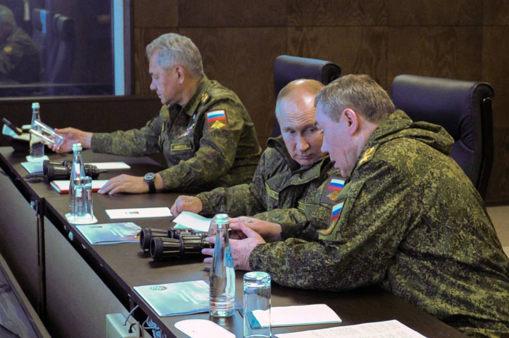 Песков рассказал, зачем Путин надел военную куртку на учениях в Приморье