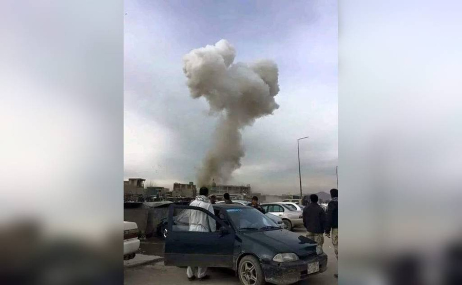 Дым от взрыва у военного аэродрома в Кабуле. Обложка © Twitter / Abdullah Ehsan