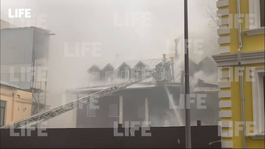 Пожарные полностью потушили возгорание в московском ресторане 