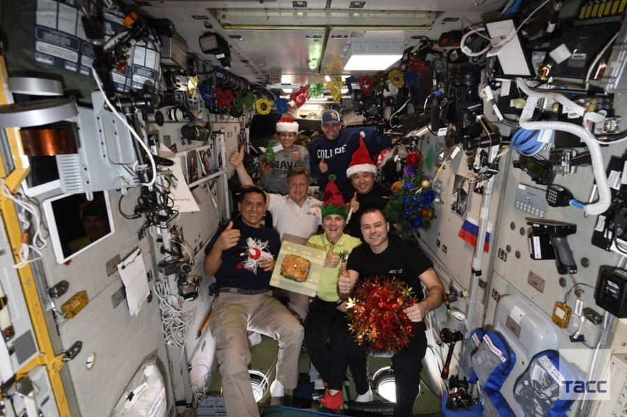 Члены экипажа МКС встречают Новый год. Обложка © Telegram / ТАСС