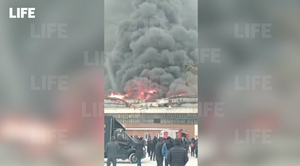 Лайф публикует видео первых минут крупного пожара в Москве глазами очевидцев