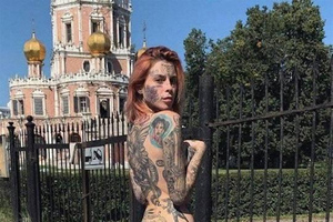 Блогерше грозит до года колонии за "голую" фотосессию у храма в Москве