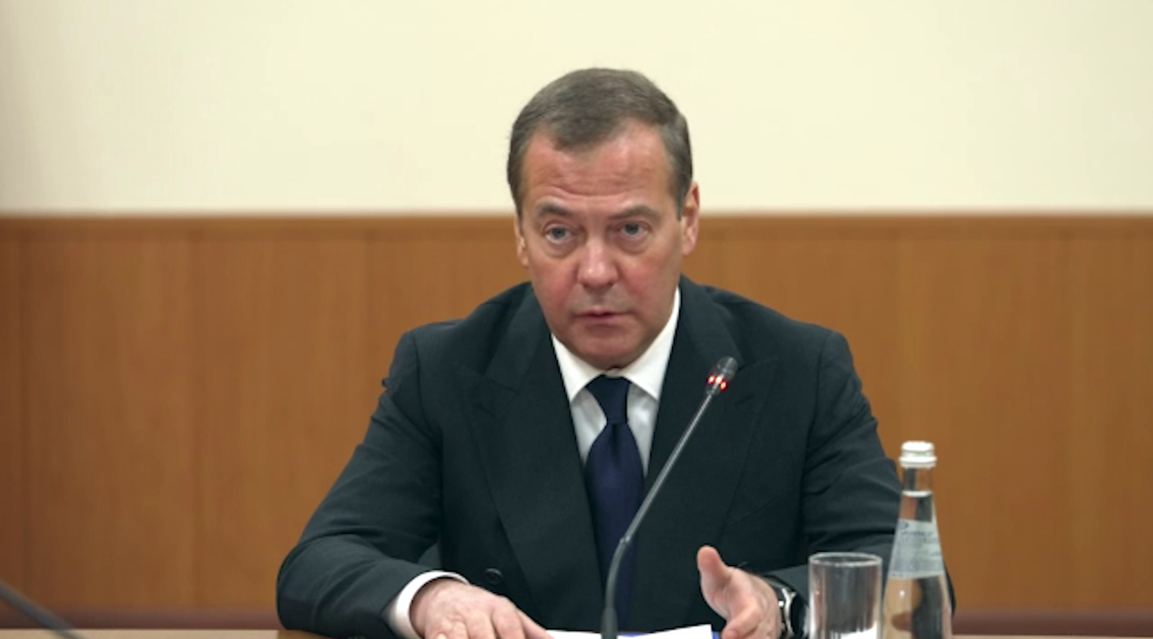 Медведев поручил создать рабочую группу при ВПК по контролю за производством вооружений