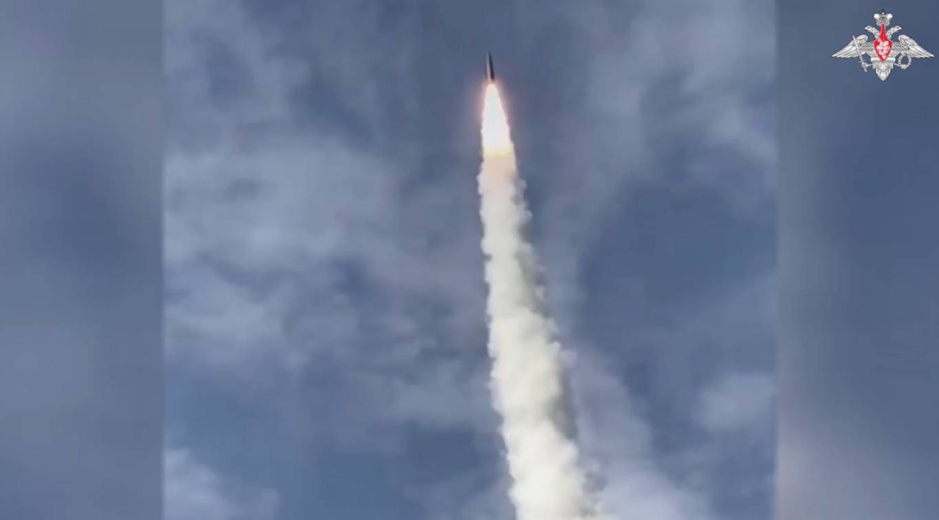 Минобороны опубликовало видео запуска ракеты комплексом Искандер по инфраструктуре ВСУ