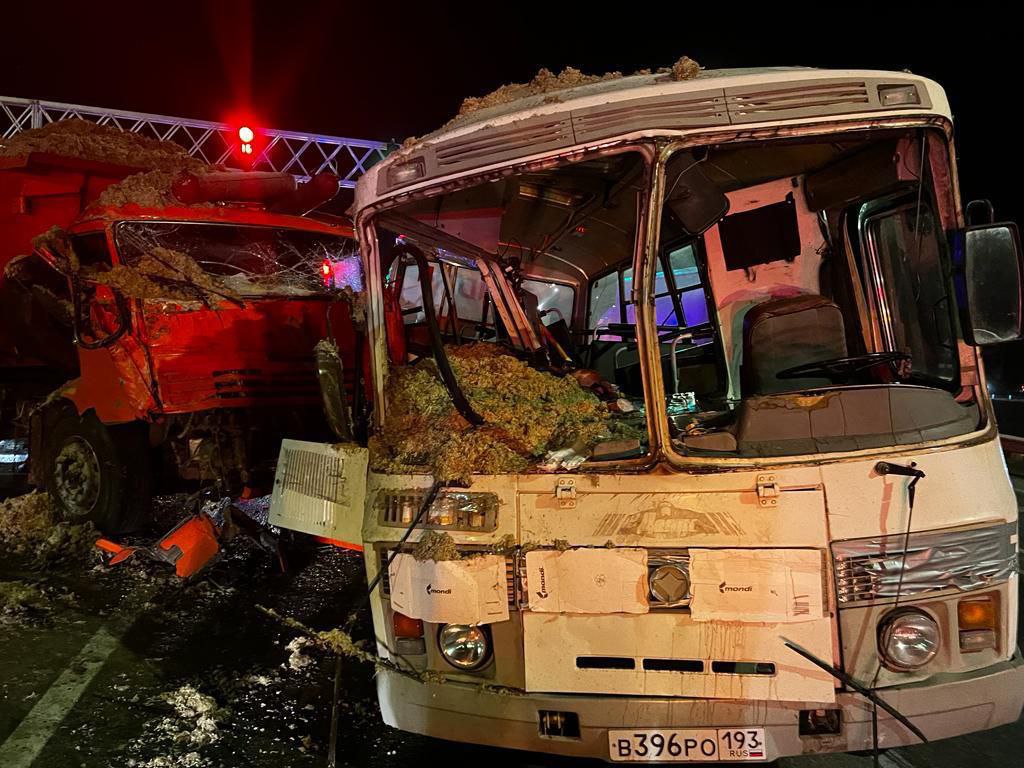 Последствия аварии с участием автобуса и КамАЗа. Обложка © Telegram / Оперштаб по Краснодарскому краю
