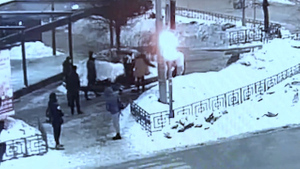 В Балашихе двое парней закидали снежками автомобиль ДПС и подрались с инспектором
