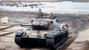Медведев отметил, что "Леопарды" и Т-72 не спасут распадающуюся на части Украину
