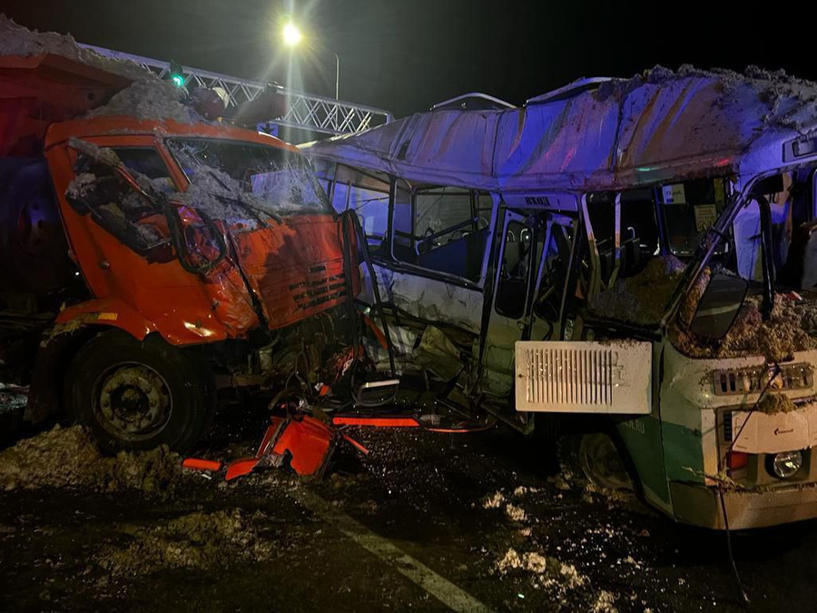 Последствия аварии автобуса и КамАЗа. Обложка © Telegram / Оперштаб по Краснодарскому краю
